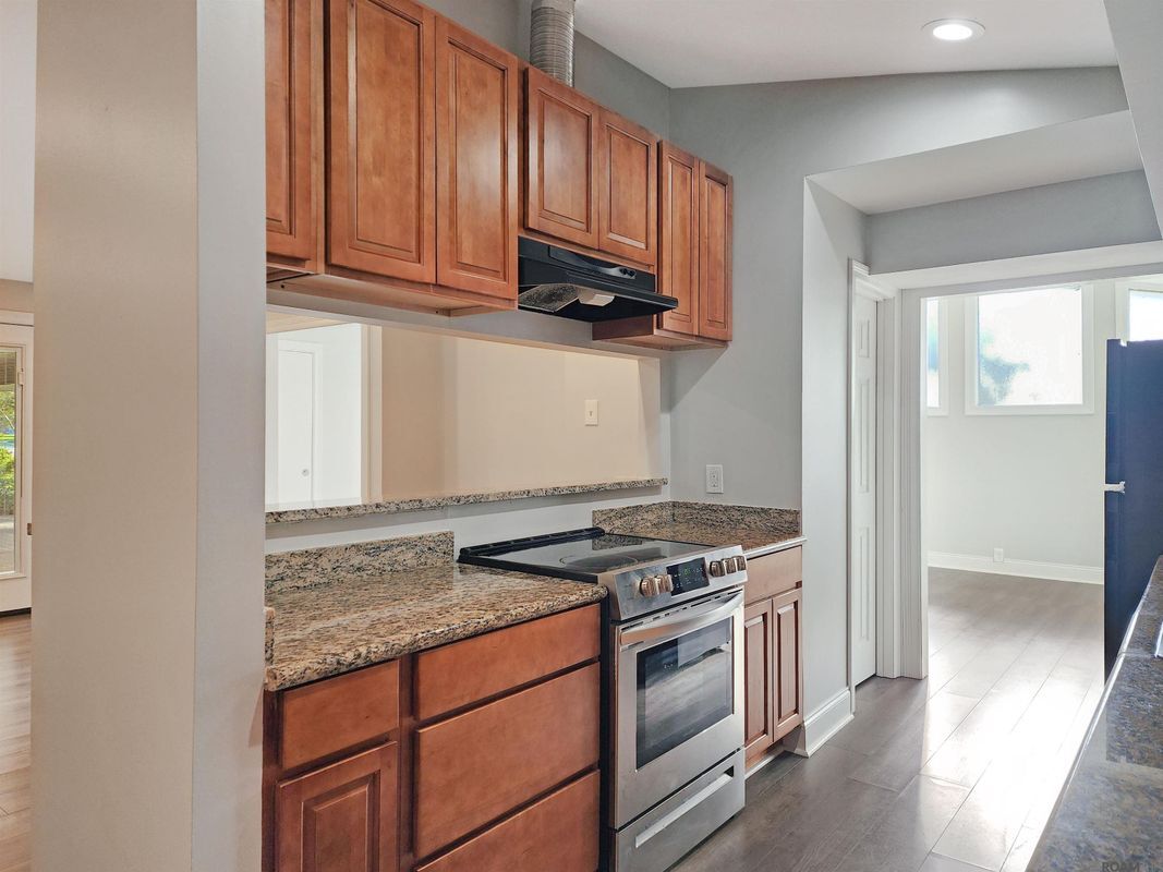 Building Photo - 468 College Hill Dr