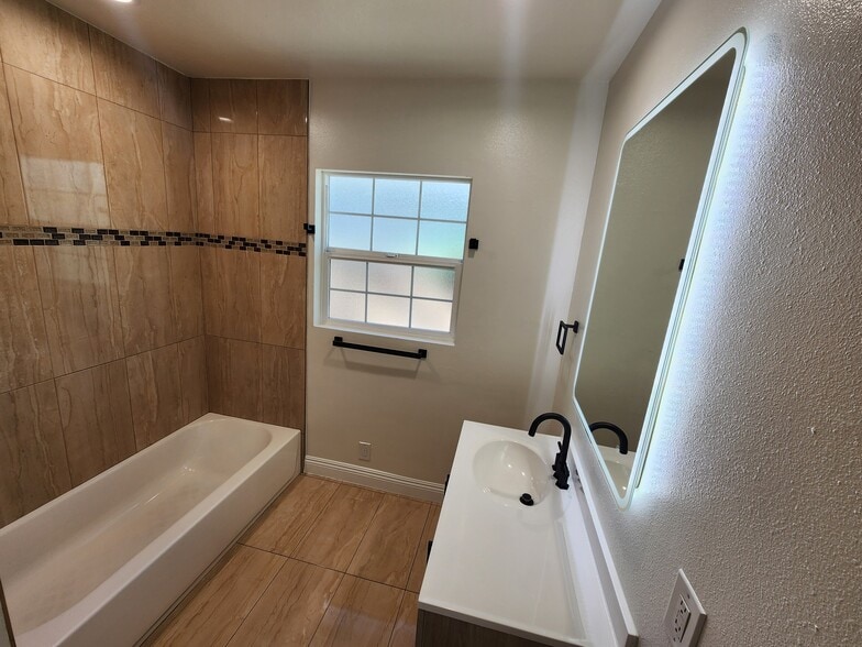 Building Photo - 13132 Hartland St