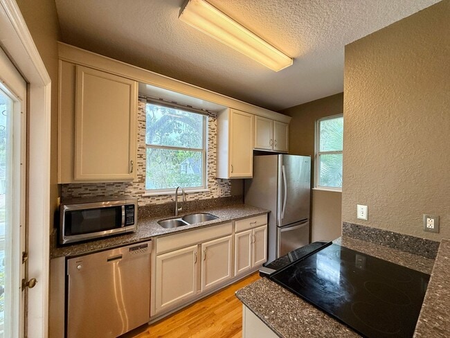 Building Photo - Adorable Two Story 2/2 Townhome in College...
