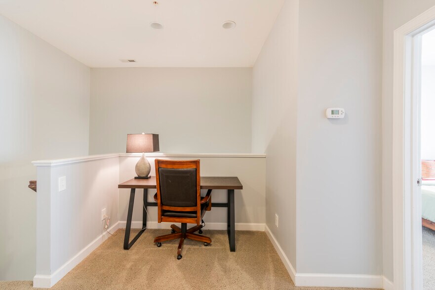 upstairs office desk - 15403 Barossa Valley St