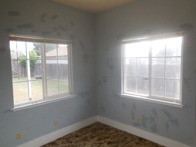 Building Photo - 3 Bedroom / 1 Bath House