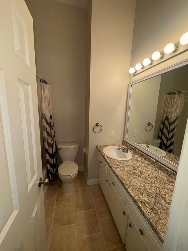 Building Photo - Beautiful 3 Bedroom, 3 Bathroom Home with Large Kitchen & Finished Basement