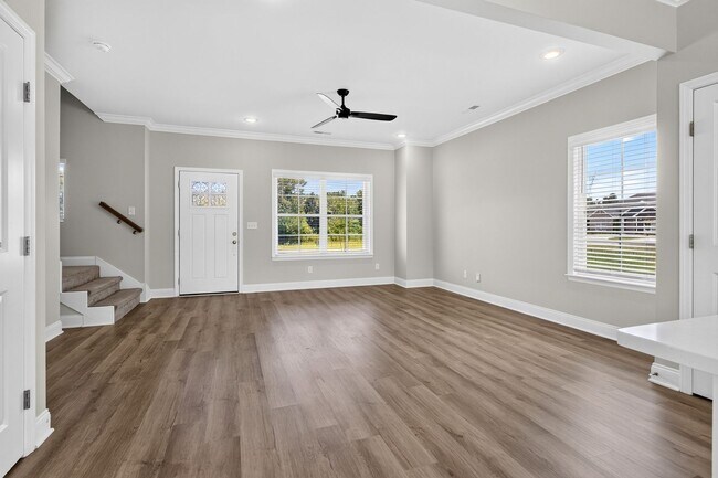 Building Photo - Luxury Townhome