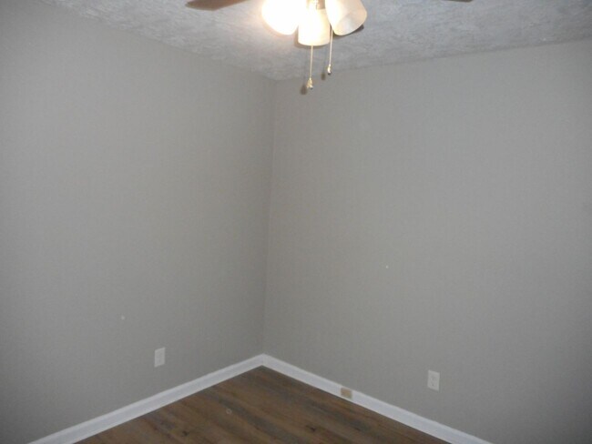 Building Photo - 3 Bedroom 2 Bath W/ Flex Room Pepperidge