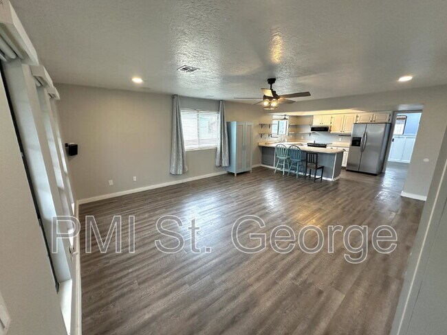 Building Photo - 460 S Main St