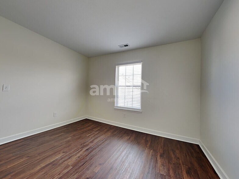 Building Photo - 15015 Silver Thorne Way