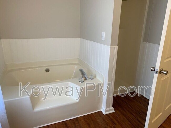 Building Photo - 18 Fowkewood Ct