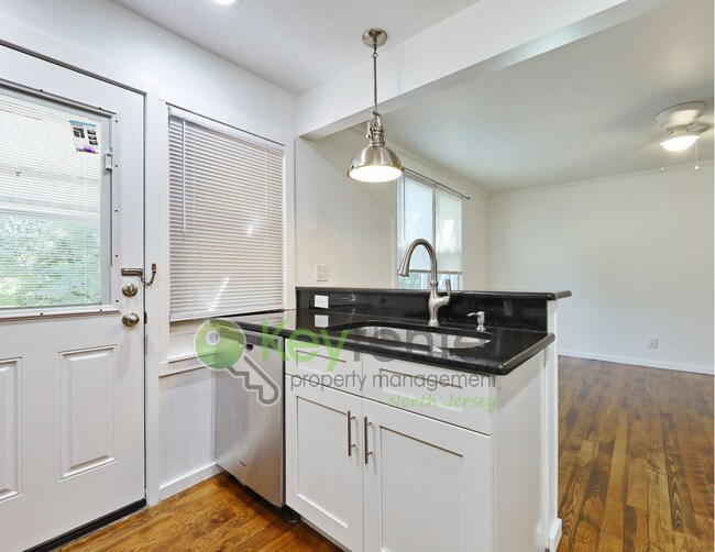 Building Photo - De Graw Ave Triplex