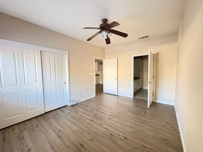 Building Photo - One Bed Condo in Gated Davis Oaks Community