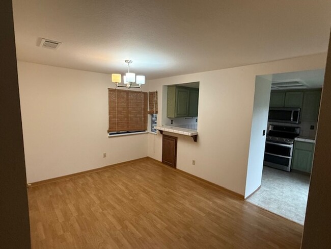 Building Photo - 3-Bedroom Pinole Townhouse with Spacious L...