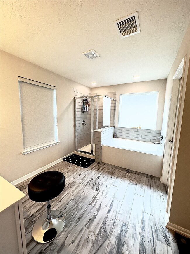 Building Photo - 15811 Copper Oak Ln