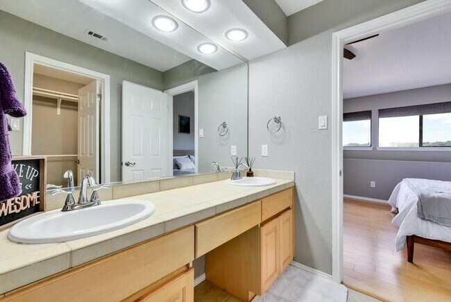 Building Photo - 4711 Spicewood Springs Rd