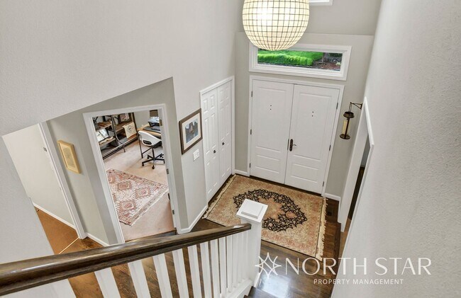 Building Photo - $1000 Off First Months Rent in Lake Oswego