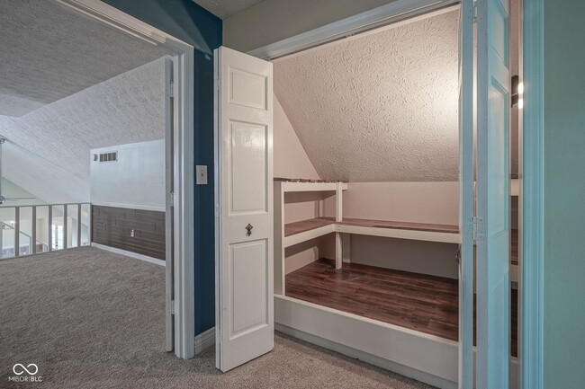 Building Photo - 858 Cedar Wood