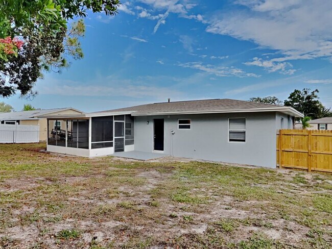 Building Photo - Charming 3-Bed Home in Spring Hill