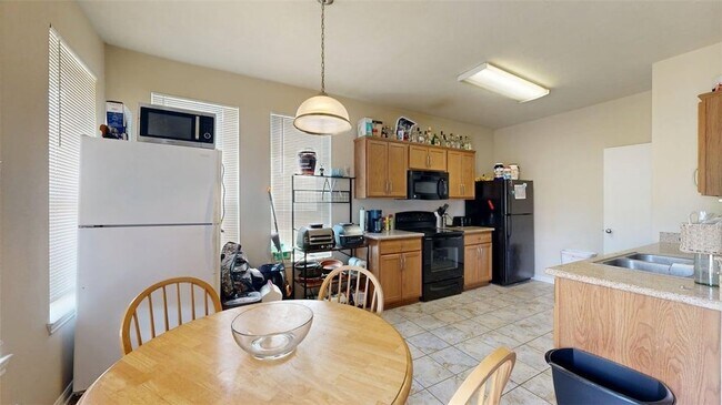 Building Photo - 2933 McLaren Dr