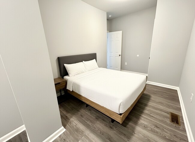 Building Photo - 2210 E Sergeant St