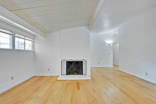 Building Photo - Spacious 4 Bed 3 Bath Home in Highly Desir...