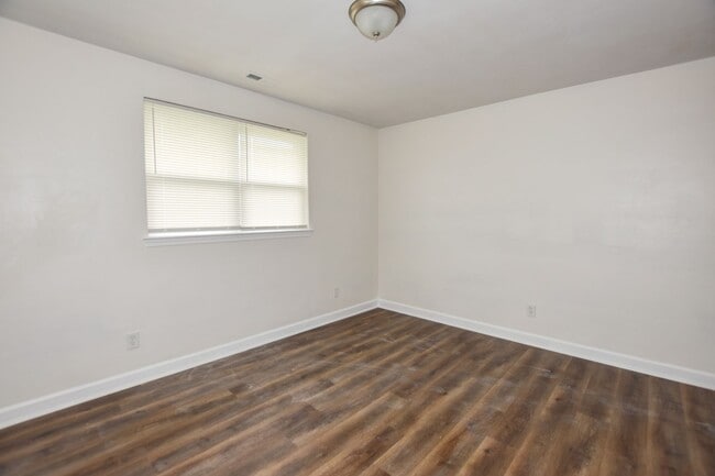 Building Photo - 936-938 Schumann Dr