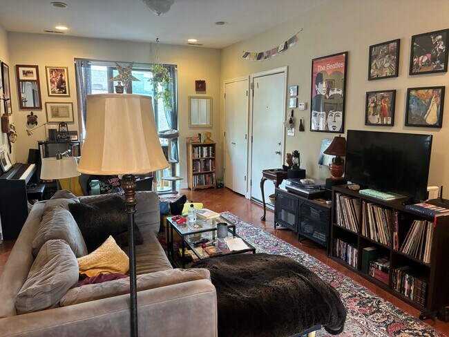 Building Photo - 1531 W Hollywood Ave