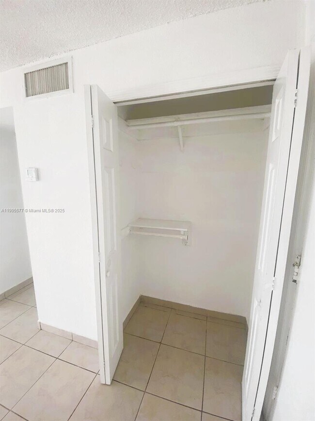 Building Photo - 666 W 81st St