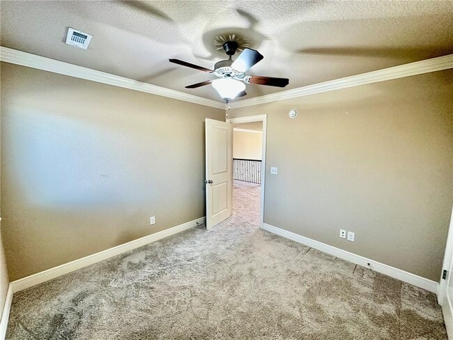 Building Photo - 6613 W Valley View Rd