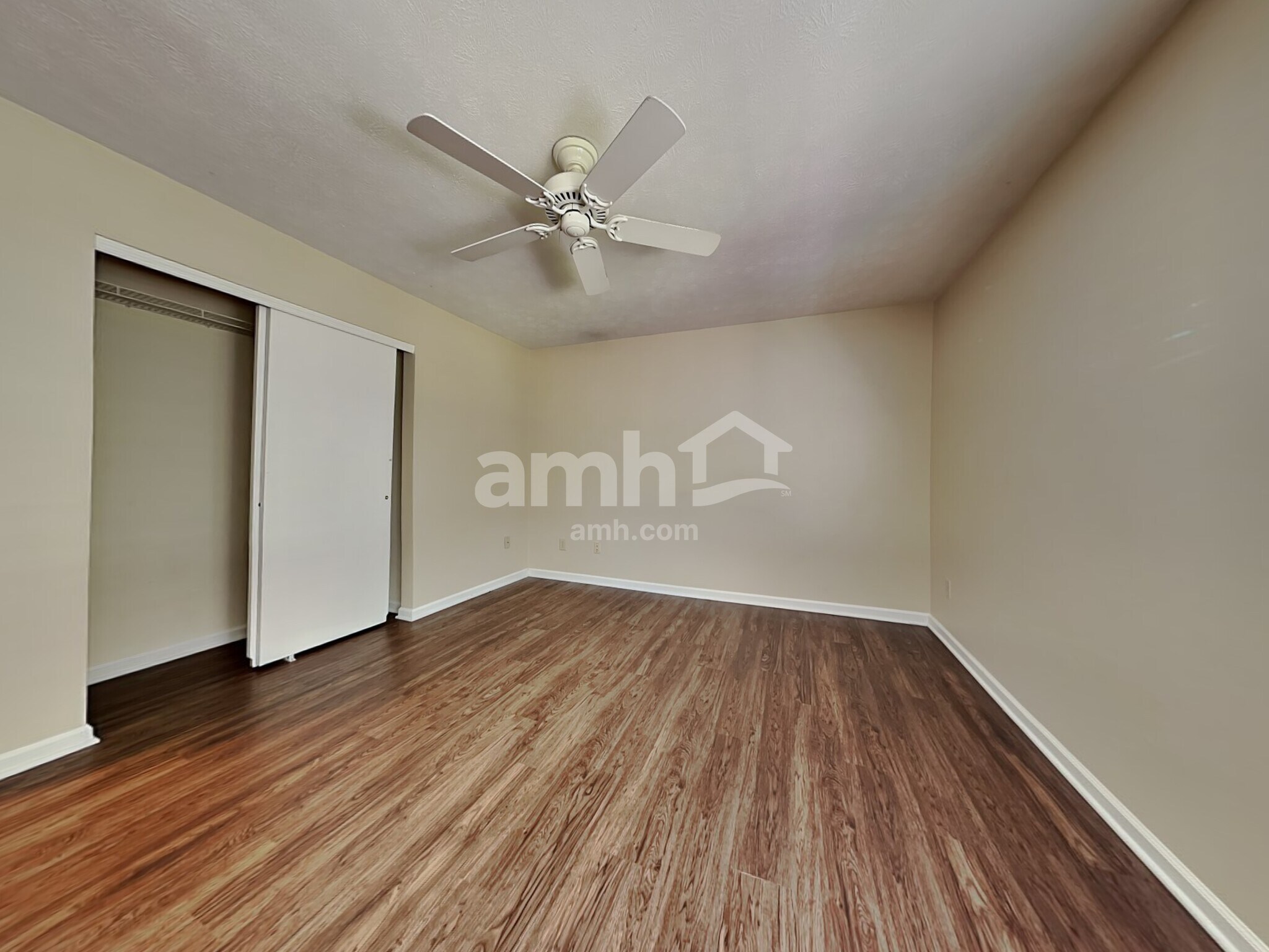 Building Photo - 3659 Shorewood Dr