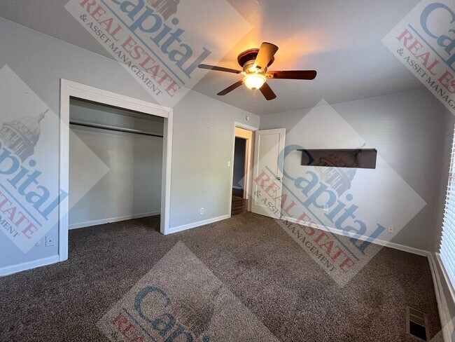 Building Photo - Charming 3 Bedroom