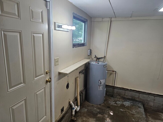 Building Photo - Don't Miss this 2 bedroom with Garage, Lar...