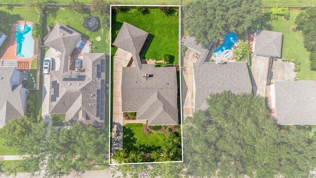 Building Photo - 2710 Pineleaf Dr