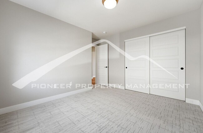 Building Photo - Stunning Home with Central AC and 2-Car Garage
