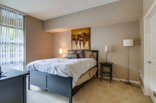 Building Photo - Large 1 Bedroom 1 Bath next to Petco Park