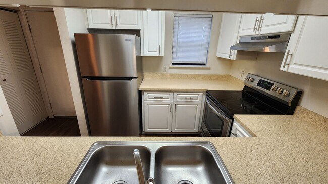 Building Photo - 2/2.5 Townhouse @ Greenleaf