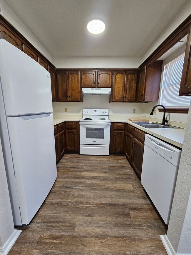 Building Photo - Two-Story Townhome w/ Over 1000 sqft! Avail NOW!