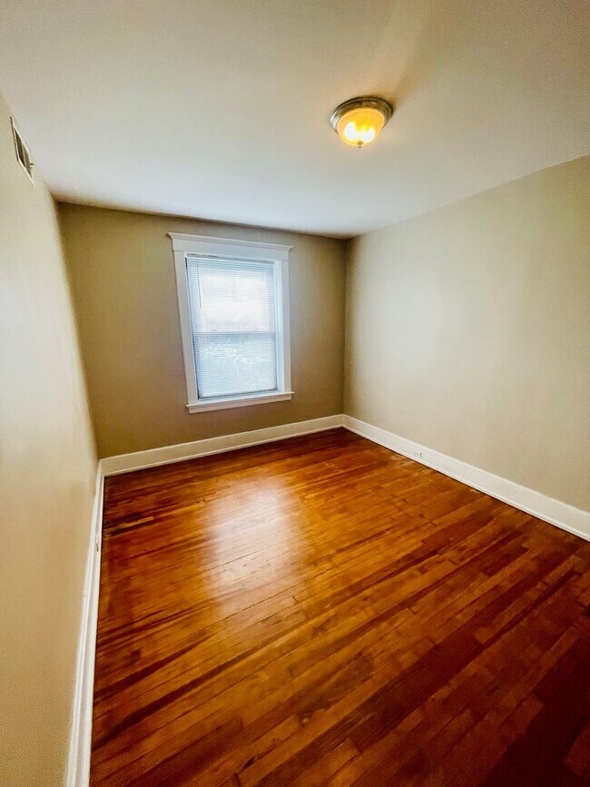 Building Photo - Renovated huge 2br/1ba in Shaw neighborhood,