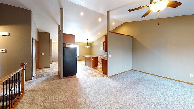 Building Photo - 3 BD, 2 BA AMENITY FILLED TOWNHOME WITH AT...