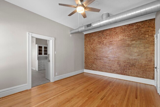 Building Photo - 2700-2702 Macklind