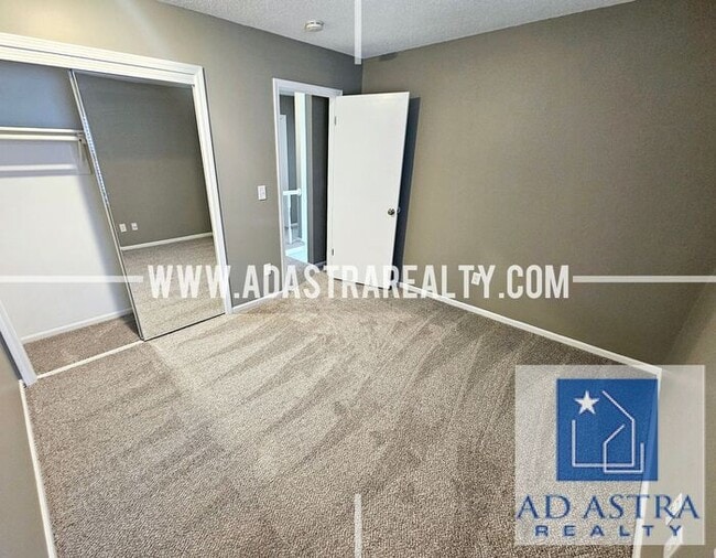 Building Photo - Very Nice 3 Bedroom 2 Bath Duplex in Overland Park-Available in JUNE!!
