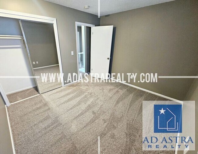 Building Photo - Very Nice 3 Bedroom 2 Bath Duplex in Overland Park-Available NOW!!