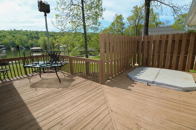 Building Photo - Wonderful Lake Home