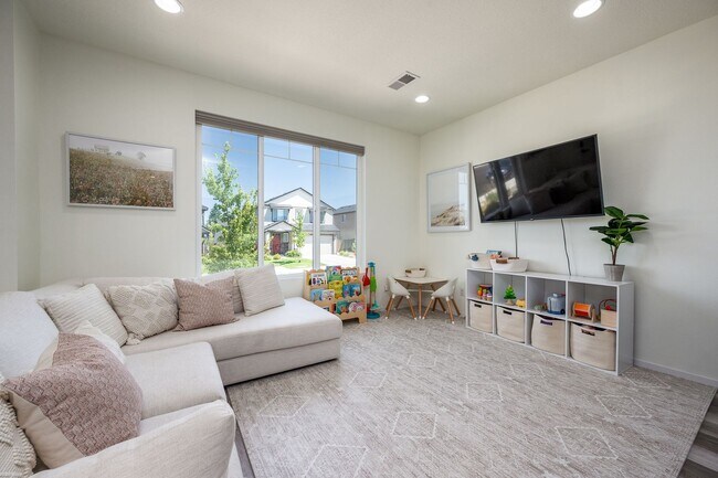 Building Photo - Freshly Updated 3Bed Home: Community Pool ...