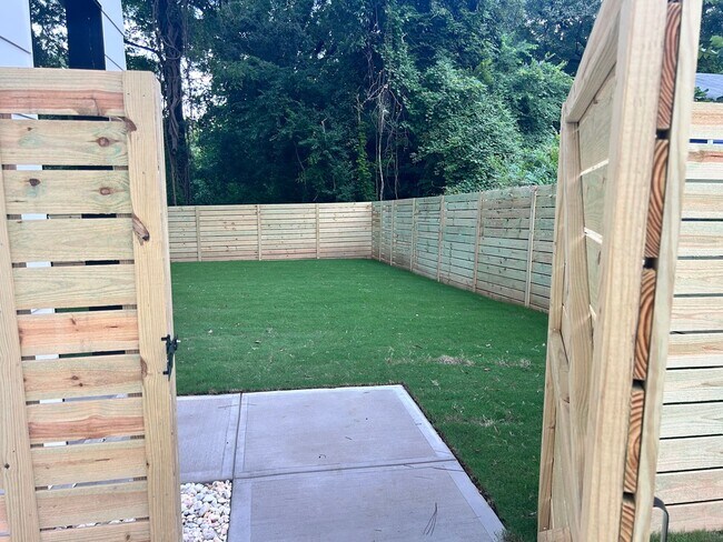 Building Photo - **OFFERING 50% OFF FIRST MONTH'S RENT** Br...