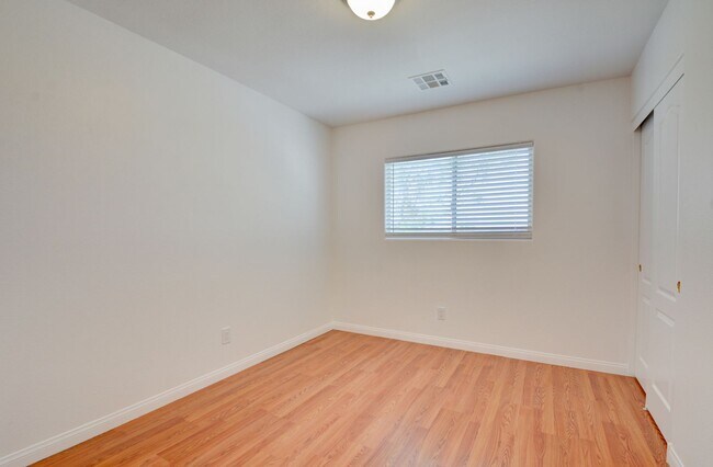 Building Photo - Fabulous 3 bed/2.5 bath two-story home in ...