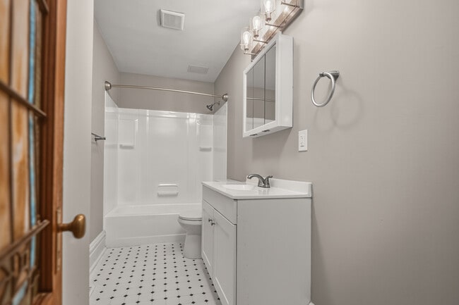 Building Photo - 1017 Ann Ave