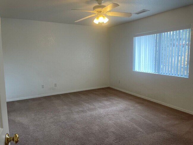 Building Photo - 3 Bed 2 Bath Available Now!! This is a Mon...