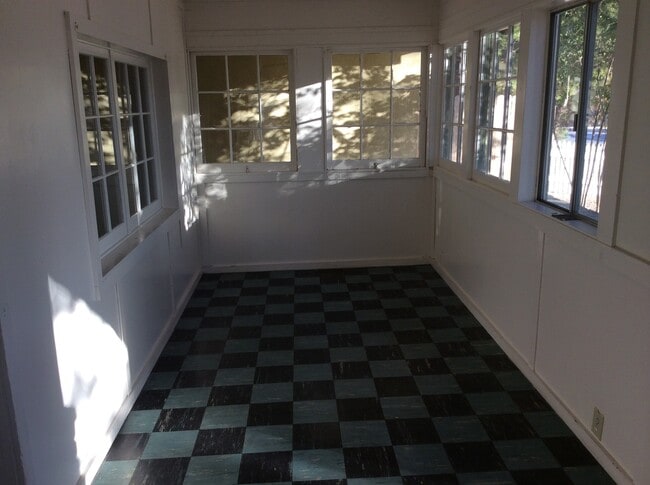 Building Photo - Cute Downtown House!