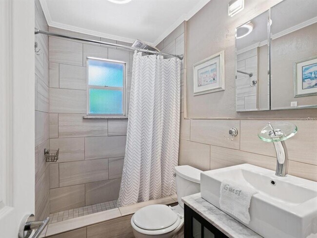 Building Photo - 1127 S Osprey Ave