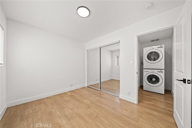 Building Photo - 961 W 21st St