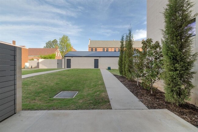 Building Photo - 1303 N Dewey Ave