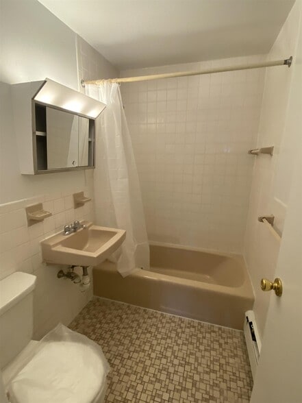 Building Photo - 240 Belmont St